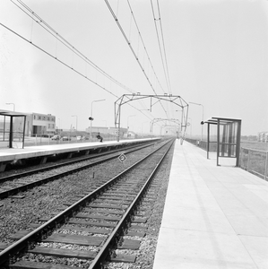881984 Gezicht op de perrons van het N.S.-station Vlaardingen West te Vlaardingen.